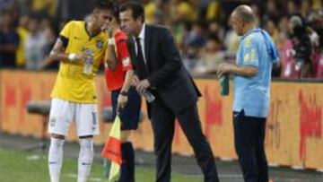 Neymar y Dunga hablan durante un amistoso