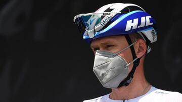 Chris Froome posa antes de tomar la salida en la primera etapa del Dauphin&eacute; 2021.