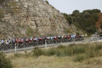 El pelotón, durante la octava etapa de La Vuelta Ciclista a España 2014, en su 69 edición, que ha partido de Baeza (Jaén) y que terminará en Albacete, con una distancia de 207 kilómetros. 