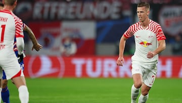 Dani Olmo luciendo la camiseta del Red Bull Leipzig.