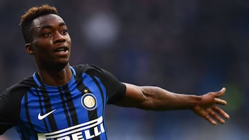 Inter Milan&#039;s French forward Yann Karamoh celebrates after scoring a goal during the Italian Serie A football match Inter Milan versus Bologna on February 11, 2018 at the San Siro Stadium in Milan. / AFP PHOTO / MARCO BERTORELLO