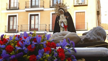 GRAF3544. MADRID, 31/03/2018.- Salida del paso del Sant&iacute;simo Cristo Yacente. en la plaza de la Villa, que se une a la procesi&oacute;n de la Soledad, hoy S&aacute;bado Santo en Madrid. EFE/J.P.GANDUL