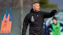 Fran Escrib&aacute; realiza indicaciones durante un entrenamiento del Celta. 