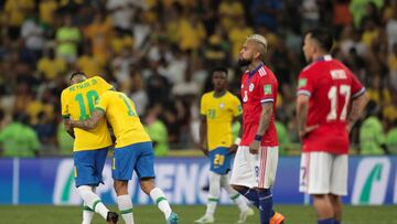 AMDEP8083. RÍO DE JANEIRO (BRASIL), 24/03/2022.- Philippe Coutinho (2-i) de Brasil celebra hoy con su compañero Neymar Jr tras anotar contra Chile, durante un partido por las Eliminatorias de Conmebol al Mundial de Catar 2022, en el estadio Maracaná en Río de Janeiro (Brasil). EFE/ André Coelho
