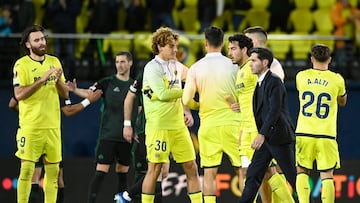 Marcelino García Toral y su equipo, al final del partido ante el Panathinaikos.