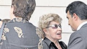 <b>LLEGÓ A TIEMPO. </b>Joan Laporta pudo asistir al entierro de Casaus y dio el pésame a la viuda.