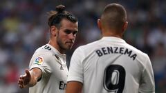 Bale saluda a Benzema en el encuentro jugado ante el Legan&eacute;s en el Santiago Bernab&eacute;u