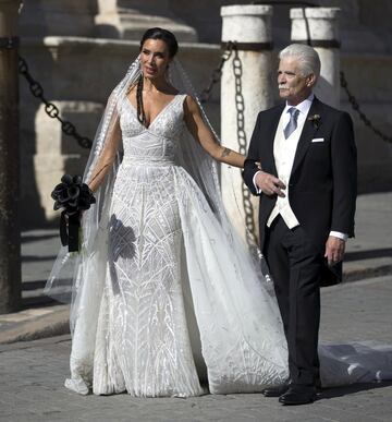 La novia Pilar Rubio llegando a la catedral del Sevilla del brazo de su padre Manuel Rubio