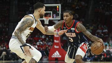 Kevin Porter Jr trata de superar a Austin Rivers durante el Houston Rockets-Denver Nuggets.