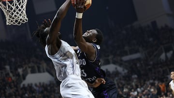 THESSALONIKI (Greece), 22/04/2026.- Bilbao Basket's Bassala Bagayoko (R) in action against Paok's Clifford Omoroyi (L) during the FIBA Europe Cup basketball finals match between PAOK BC and Bilbao Basket, in Thessaloniki, Greece, 22 April 2026. (Baloncesto, Grecia, Salónica) EFE/EPA/ACHILLEAS CHIRAS