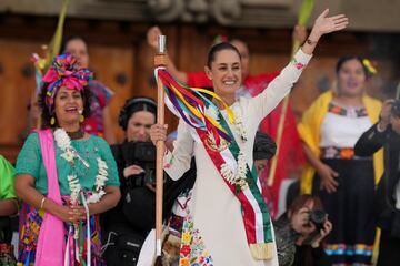 “De Margarita Maza a Adela Velarde, que comandó las ‘Adelitas’ en la Revolución; de Dolores Jiménez Muro, de Elia Carrillo Puerto y la sufragistas; de Frida Kahlo, de Enriqueta González Baz, primera mujer matemática; México es de mujeres y hombres libres, que a lo largo del siglo 20 lucharon por la democracia, las libertades la justicia, de los estudiantes de 1968”.