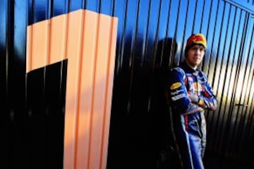 Sebastian Vettel es un piloto de automovilismo de velocidad alemán. Ha ganado cuatro títulos mundiales con el equipo Red Bull en 2010, 2011, 2012 y 2013.