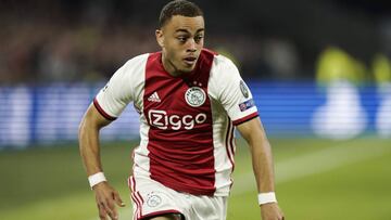 Sergi&ntilde;o Dest, en un partido con el Ajax.