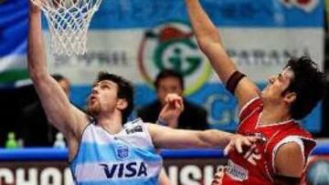 <b>ARGENTINA, SEMIFINALISTA. </b>El máximo anotador del partido Andrés Nocioni, convierte una bandeja ante el turco Kerem Gonlum.