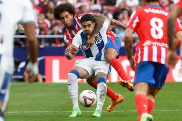 Miguel protege la pelota ante la presión de Witsel. 
