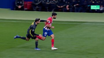 El Atleti reclamó penalti sobre Costa, pero el VAR lo marcó fuera