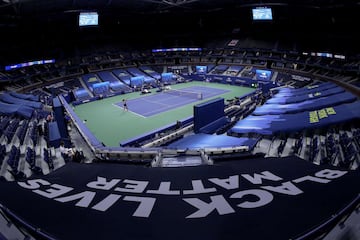 El US Open se convirtió en el primer Gran Slam que se celebra en medio de esta pandemia del coronavirus. El evento se lleva a cabo con estrictas medidas sanitarias para evitar contagios. Sin embargo, el torneo sufrirá grandes ausencias como son las de Nadal, Federer, Fogniri, Kyrgios, Barty, Halep, Svitolina, quienes prefirieron no hacer el viaje a Estados Unidos por el Covid-19. La final del US Open será el próximo 13 de septiembre.