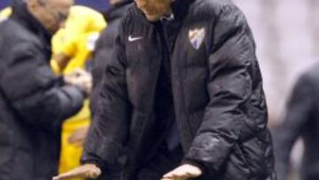 El entrenador del Málaga, Javi Gracia, durante el encuentro correspondiente a la jornada catorce de primera división, que disputan esta noche frente al Deportivo de la Coruña en el estadio de Riazor, en A Coruña.