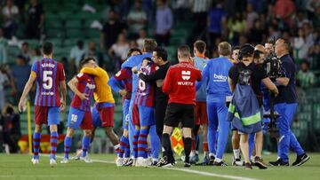 Xavi se abraza a Alves.