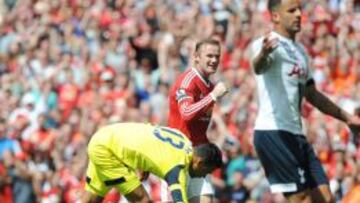 Rooney (c) celebra el gol en propia puerta de Walker (d).
