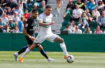 El jugador del Elche, Tete Morente, conduce el balón ante el jugador del Atlético de Madrid, Carrasco. 