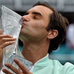 Eterno Federer: tumba a Isner y alcanza los 101 títulos
