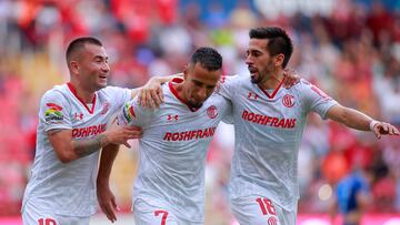 Jugadores del Toluca festejan un gol en contra del Necaxa en su debut en el Apertura 2022.