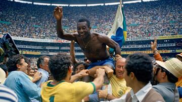 ** ADVANCE FOR WEEKEND EDITONS, MAY 29-30 **  FILE - In this June 21, 1970 file photo, Brazil's Pele is hoisted on shoulders of his teammates after Brazil won the World Cup final against Italy, 4-1, in Mexico City's Estadio Azteca.  (AP Photo/File) ALEGRIA CELEBRACION PELE MUNDIAL MEXICO 1986 FINAL BRASIL - ITALIA PUBLICADA CUADRO DESPACHO RELAÑO