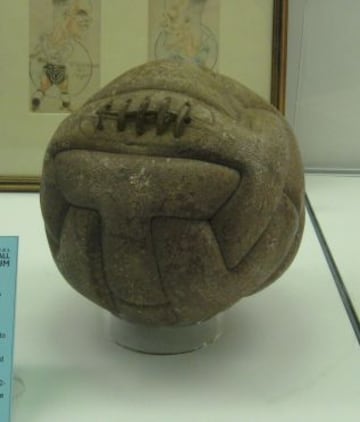 Pelota de cuero con interior de vejiga para el mundial de Uruguay de 1930, modelo uruguayo, utilizado en el segundo tiempo de la final Uruguay-Argentina.