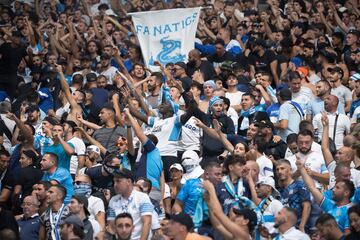 Lanzamiento de bengalas, insultos, saludos nazis... durante el encuentro entre el Eintracht Fráncfort y el Olympique de Marsella hubo numerosos altercados fuera y dentro del terreno de juego. .