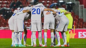 Los jugadores del Getafe hacen una pi&ntilde;a antes de su &uacute;ltimo partido, en Mallorca.