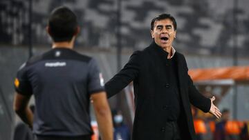 Futbol, Colo Colo vs Fortaleza.
Copa Libertadores 2022.
El entrenador de Colo Colo Gustavo Quinteros, es fotografiado contra Fortaleza durante el partido por el grupo F de la Copa Libertadores realizado en el estadio Monumental, Santiago, Chile.
25/05/2022
Jonnathan Oyarzun/Photosport

Football, Colo Colo vs Fortaleza.
2022 Copa Libertadores Championship.
Colo Colo’s head coach Gustavo Quinteros, is pictured against Fortaleza during match of group F Copa Libertadores championship held at Monumental stadium in Santiago, Chile.
05/25/2022
Jonnathan Oyarzun/Photosport