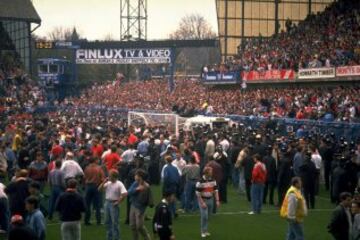 El 15 de abril de 1989, el exceso de aforo unido al mal estado del recinto provocaron la muerte de 96 personas, todas ellas aficionadas del Liverpool. Se enfrentaban el Nottingham Forest y los reds en las semifinales de la Copa de Inglaterra.