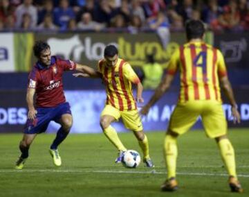 Pedro con el balón intenta irse de Arribas.