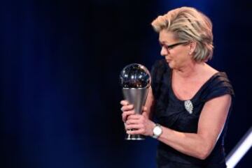 La entrenadora alemana Silvia Neid con el trofeo a Mejor Entrenadora de fútbol del año.