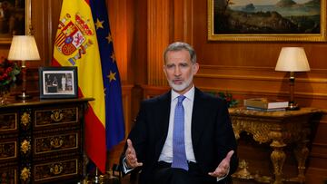 MADRID, 24/12/2023.- El rey Felipe VI en su tradicional mensaje de Navidad, el décimo de su reinado, en el que ha apelado al cumplimiento de la Constitución como garantía de unión y de progreso, al advertir de que si no se respeta, no hay democracia ni convivencia posibles, tampoco ley, ni paz, ni libertad, sino imposición y arbitrariedad. EFE/ Ballesteros   POOL
