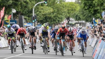 El ciclista alemán Phil Bauhaus se impone por delante de Caleb Ewan y Michael Matthews en la primera etapa del Tour Down Under.