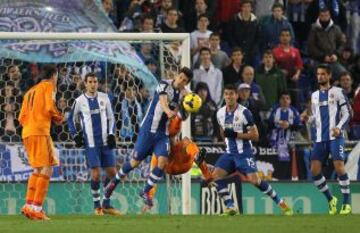 Cristiano Ronaldo lo intenta de chilena ante Javi López.