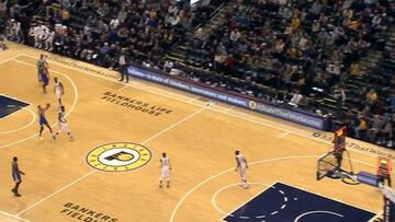 Triplazo de Curry desde su campo...¡pero fuera de tiempo!