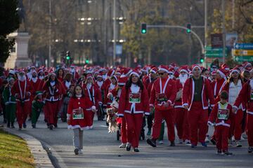 Cientos de personas durante la XIII Carrera de Pap¨¢ Noel, a 22 de diciembre de 2024, en Madrid (Espa?a).