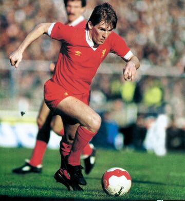 Eterno King Kenny para Anfield. Disput車 515 partidos y marc車 172 goles. Gan車 tres copas de Europa, y seis ligas, entre otros t赤tulos. Lleg車 al club para sustituir a Kevin Keegan. En 1985 ejerci車 de jugador y entrenador al jubilarse Joe Fagan.
