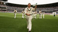 FILE PHOTO: Cricket - Australia v England Fourth Test - 3 Mobile Ashes Test Series 2006-07 - Melbourne Cricket Ground, Melbourne, Australia - 26/12/06   Australia&#039;s Shane Warne acknowledges the crowd as he walks off at tea after he bowled  Andrew Str