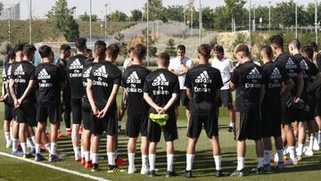 Raúl da instrucciones al Castilla en la pasada pretemporada.