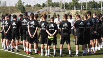 Ra&uacute;l da instrucciones al Castilla en la pasada pretemporada.