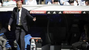 Zidane da instrucciones durante el partido ante el Eibar.