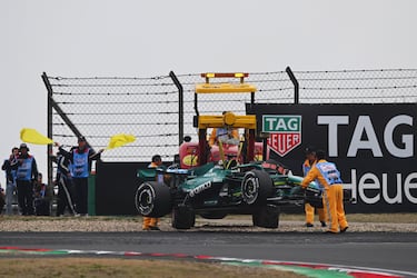 Comisarios retiran el coche del canadiense Lance Stroll durante el Gran Premio de China de Fórmula 1 en el Circuito Internacional de Shanghái.