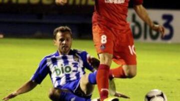 El centrocampista del Getafe Pablo Sarabia (d) supera a un rival del Ponferradina.