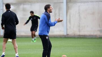 Javi Gracia, dando instrucciones en un entrenamiento.