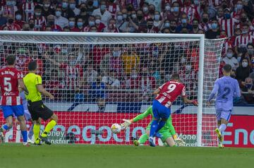 2-0. Luis Suárez marca el segundo gol.