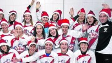 <b>FELICITACIÓN RAYISTA. </b>El primer equipo felicita a los lectores de AS la Navidad; en la foto sólo falta Marina, que no pudo asistir.